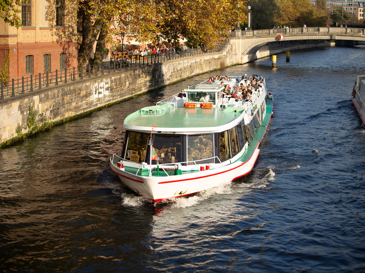 Schiff der Reederei Winkler auf der Spree im Herbst