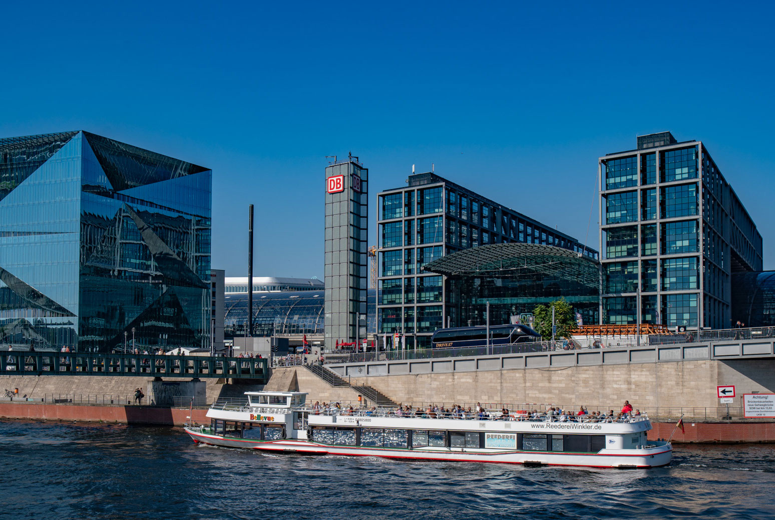 Schiff der Reederei Winkler vor dem Hauptbahnhof in Berlin