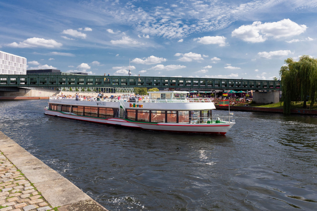 Schiff Bellevue der Reederei Winkler auf der Spree in Berlin